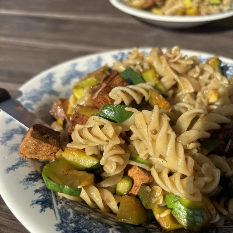 Fideos con salteado de tofu y zapallitos