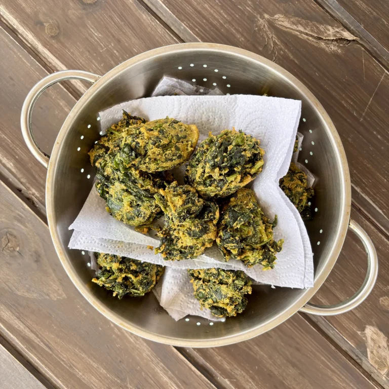 Fuente con buñuelos de espinaca