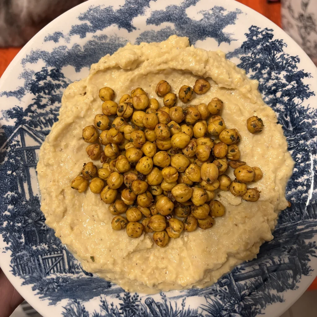 Humus con garbanzos crocantes