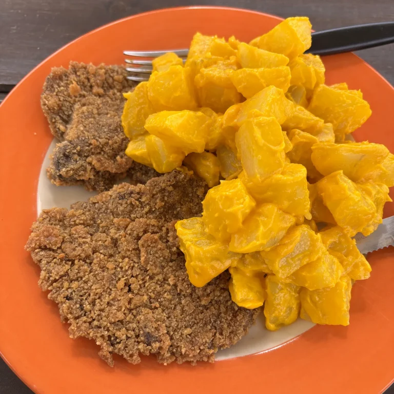 milanesas de gírgolas al horno con ensalada de papas con mayonesa de zanahoria