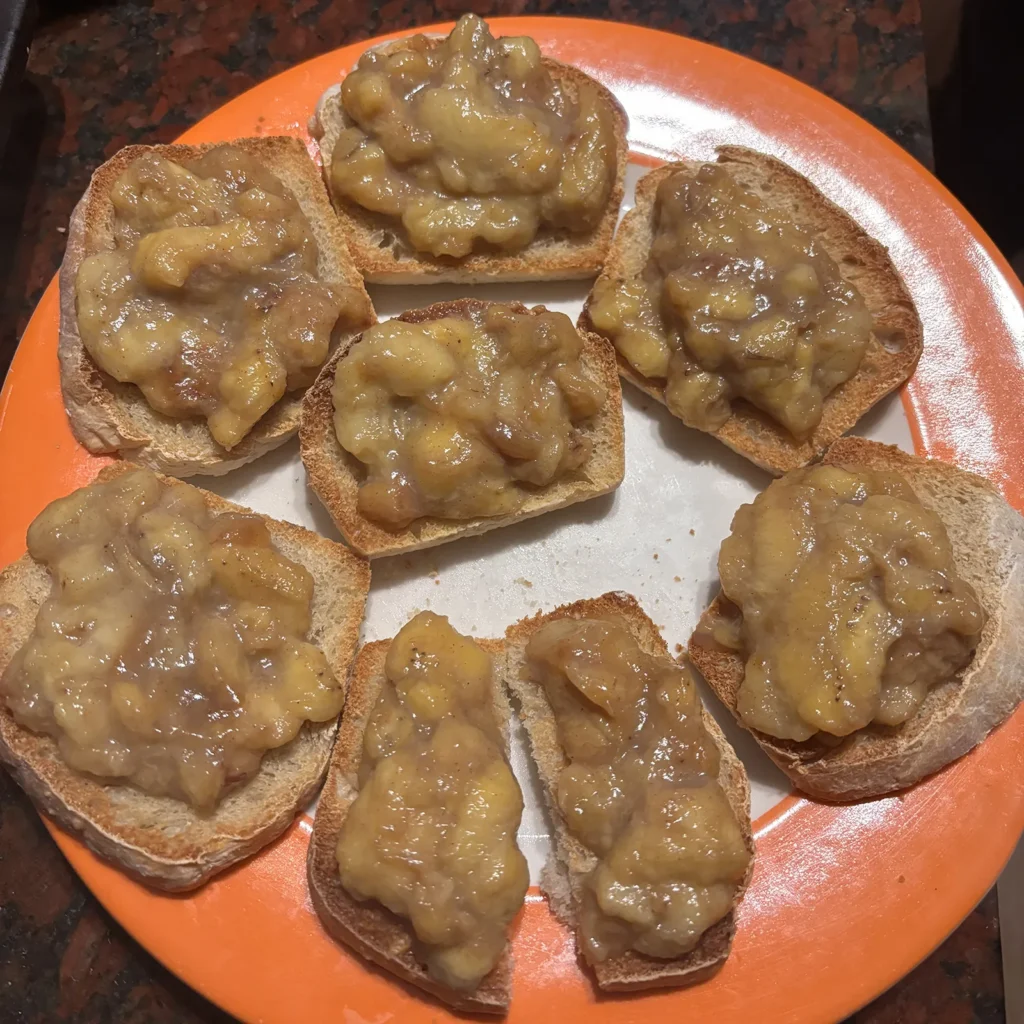 Tostadas de pan casero untadas con banana frita