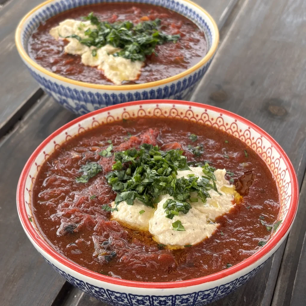 borsch vegano, sopa de remolachas tradicional ucraniana sin ingredientes de origen animal